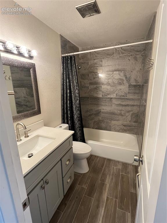 Image 13 of 20: Bathroom
