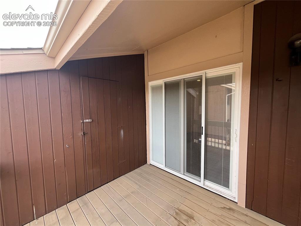 Image 17 of 20: Deck
