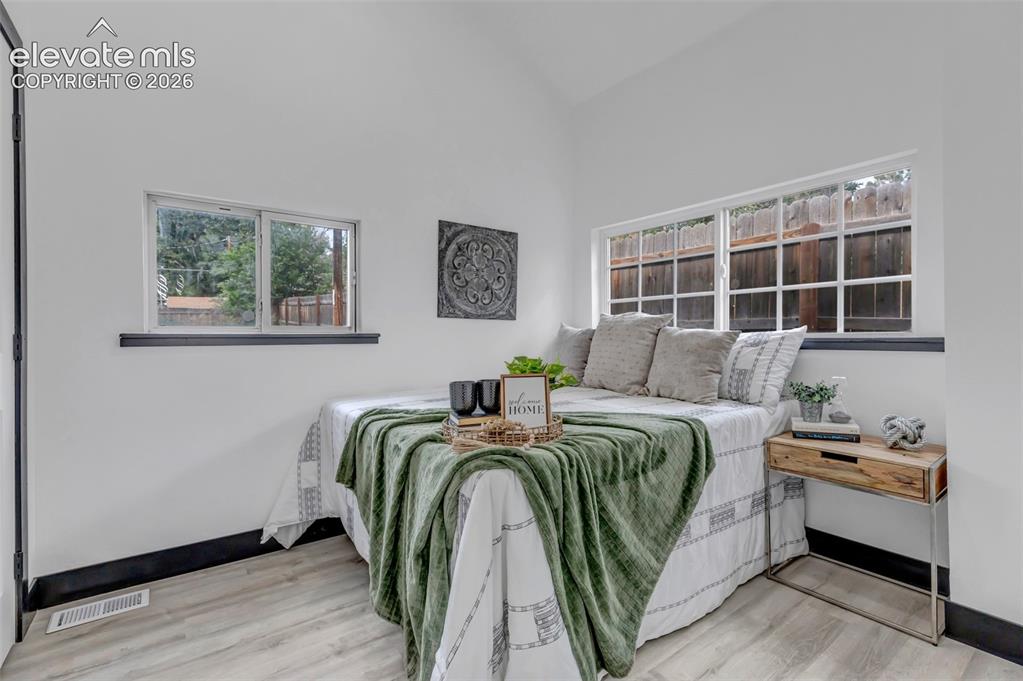 Image 10 of 11: Bedroom