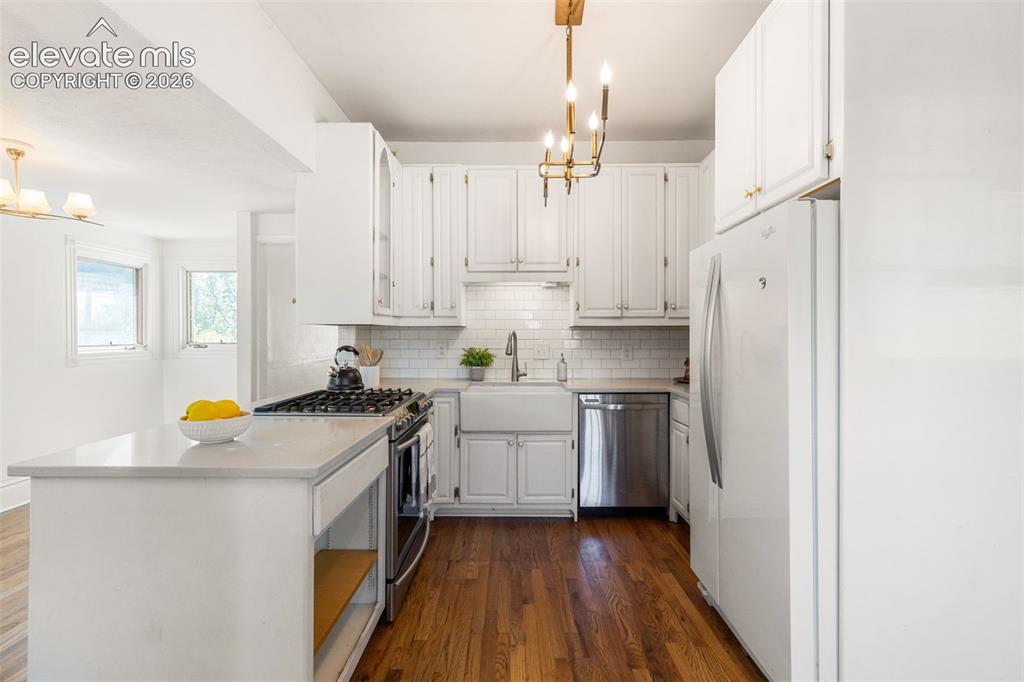 Image 10 of 30: Kitchen