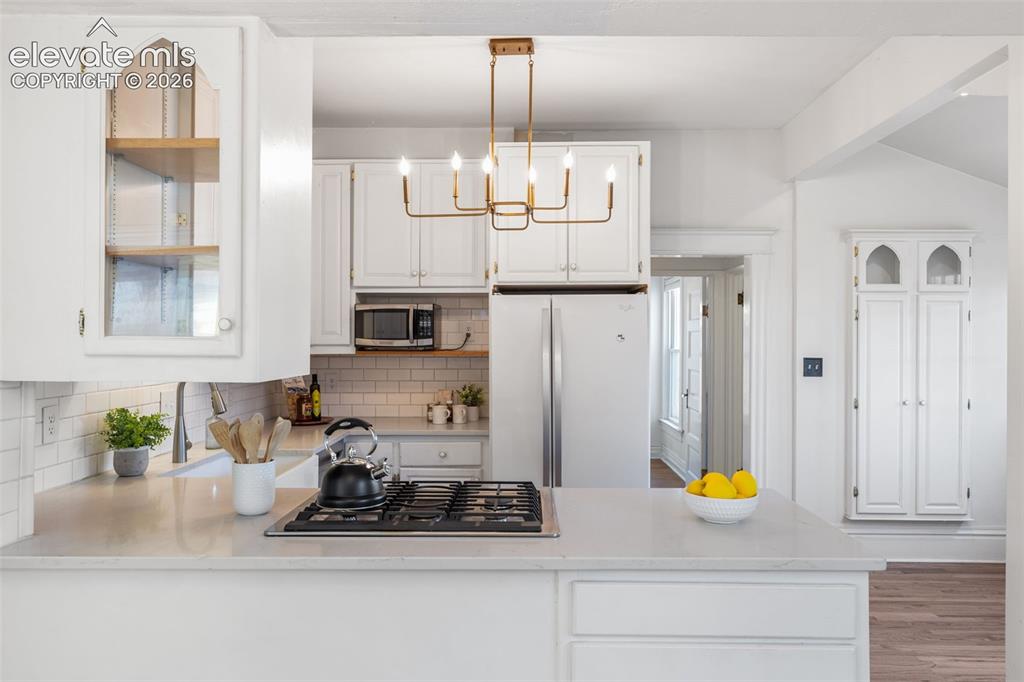 Image 11 of 30: Kitchen