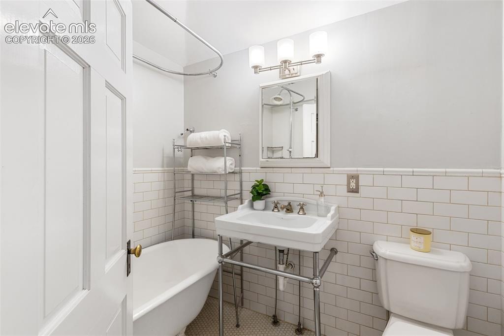 Image 15 of 30: Bathroom