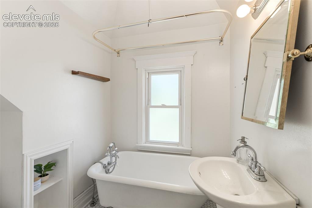 Image 23 of 30: Bathroom