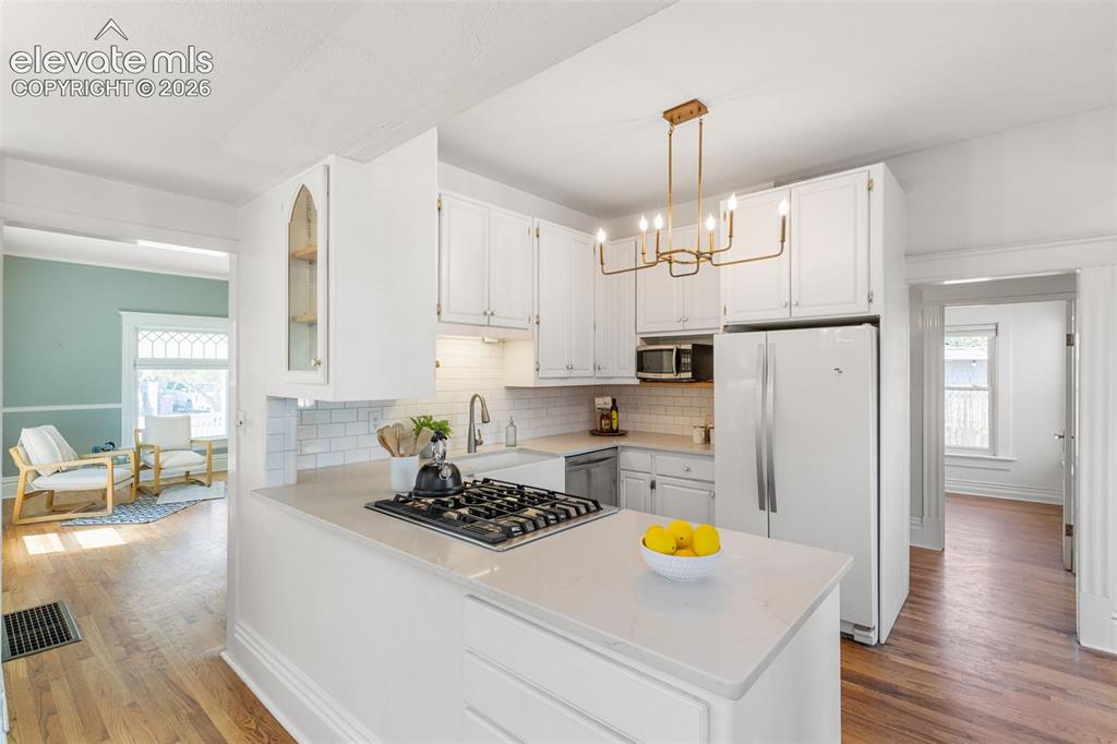 Image 7 of 30: Kitchen