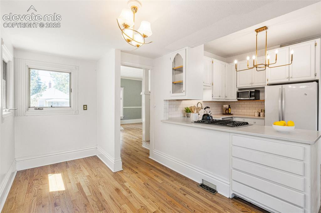 Image 8 of 30: Kitchen