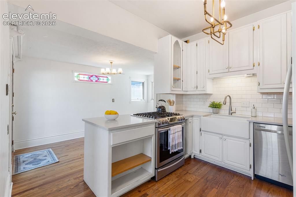 Image 9 of 30: Kitchen