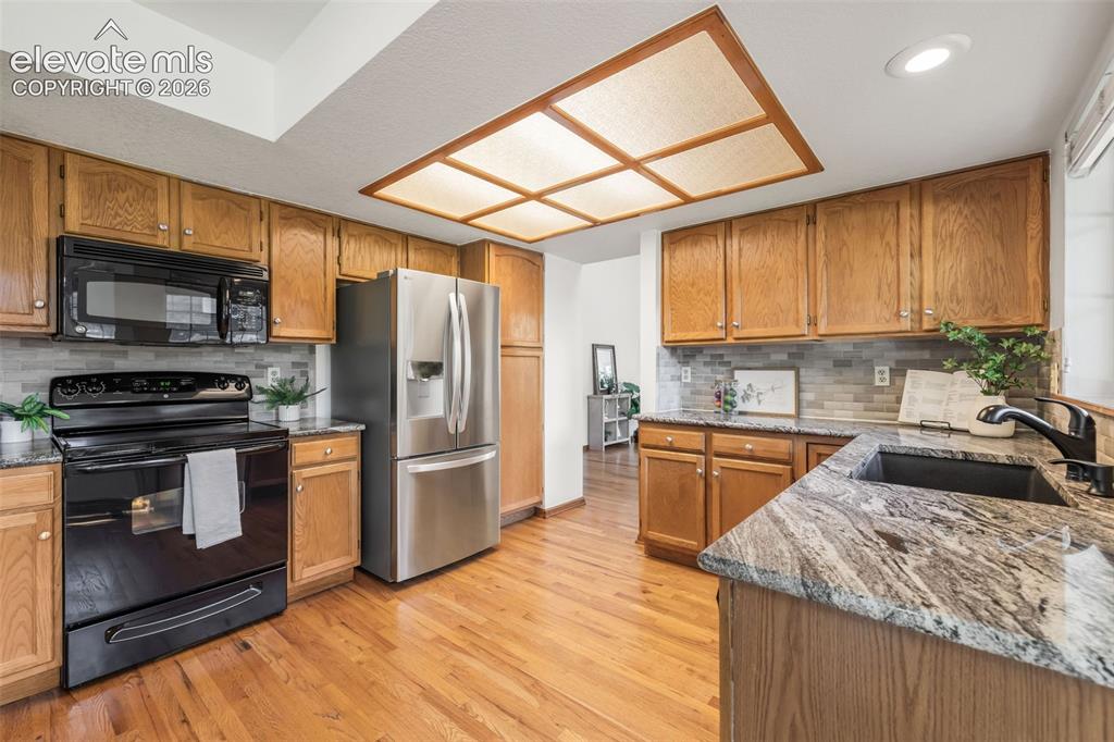 Image 11 of 29: Kitchen