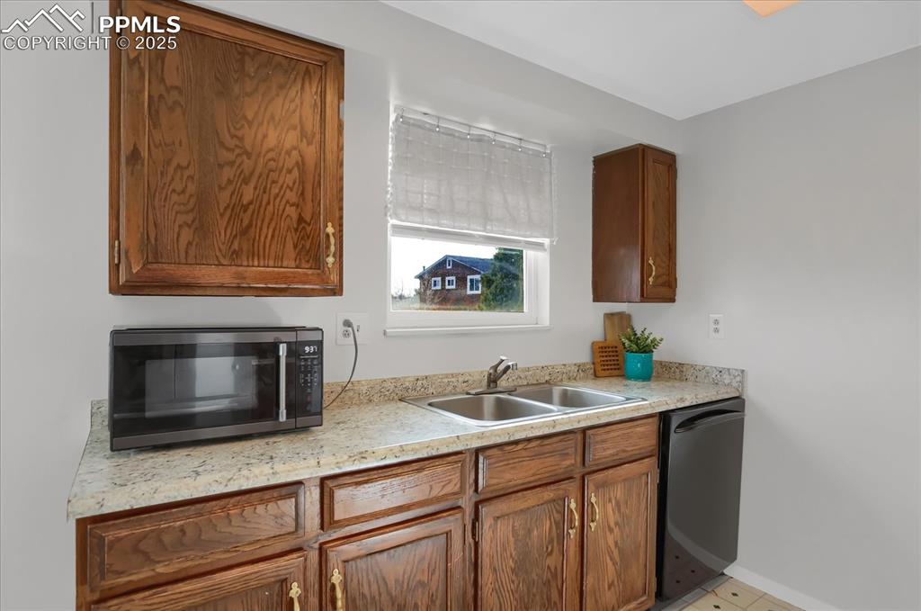 Image 10 of 47: Kitchen