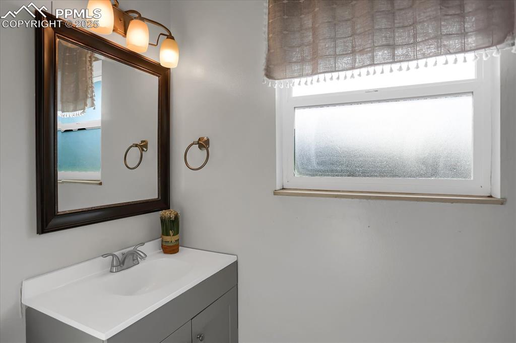 Image 18 of 47: Bathroom