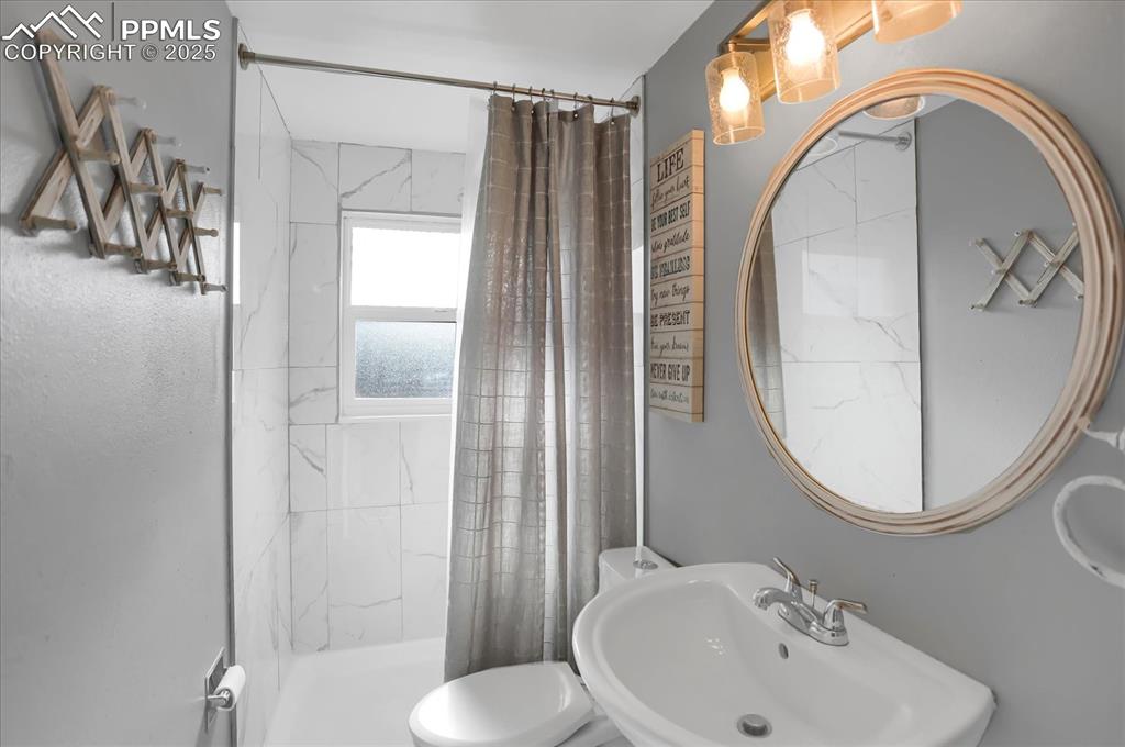 Image 24 of 47: Bathroom