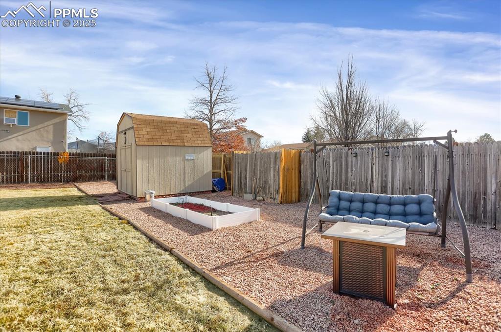 Image 28 of 47: Yard