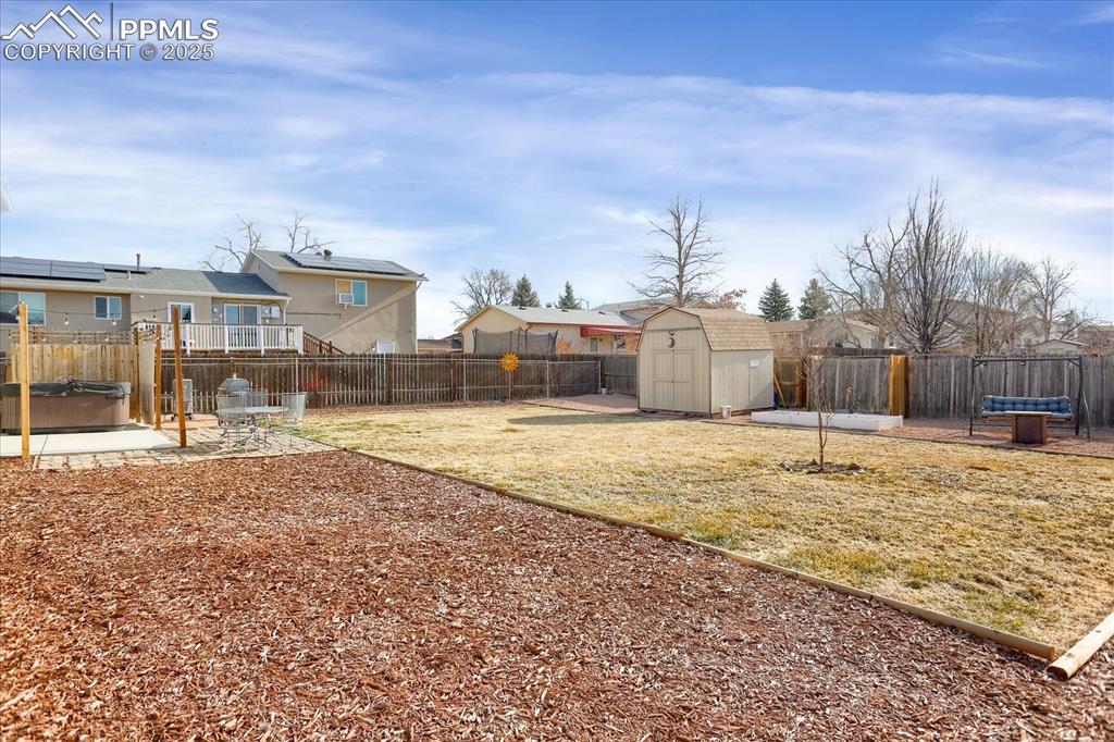 Image 29 of 47: Yard