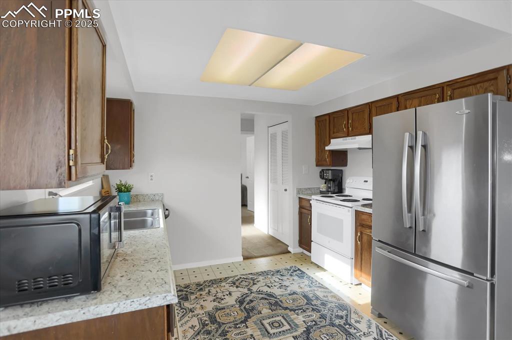 Image 9 of 47: Kitchen