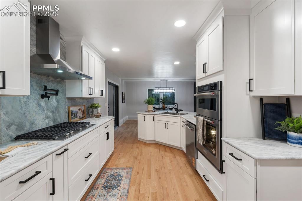 Image 15 of 49: Kitchen