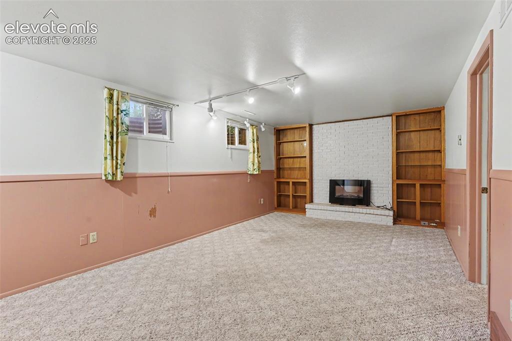 Image 11 of 37: Family Room