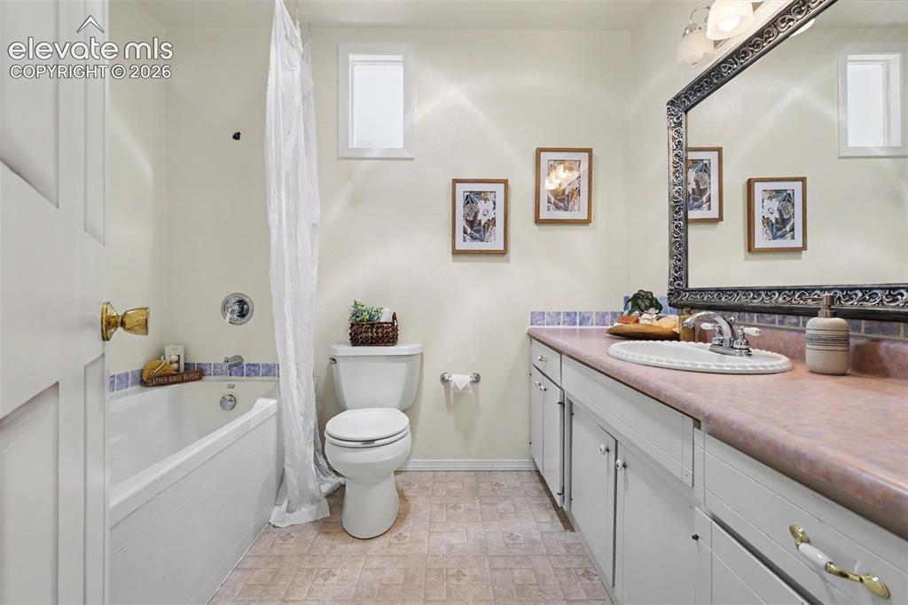 Image 16 of 37: Bathroom