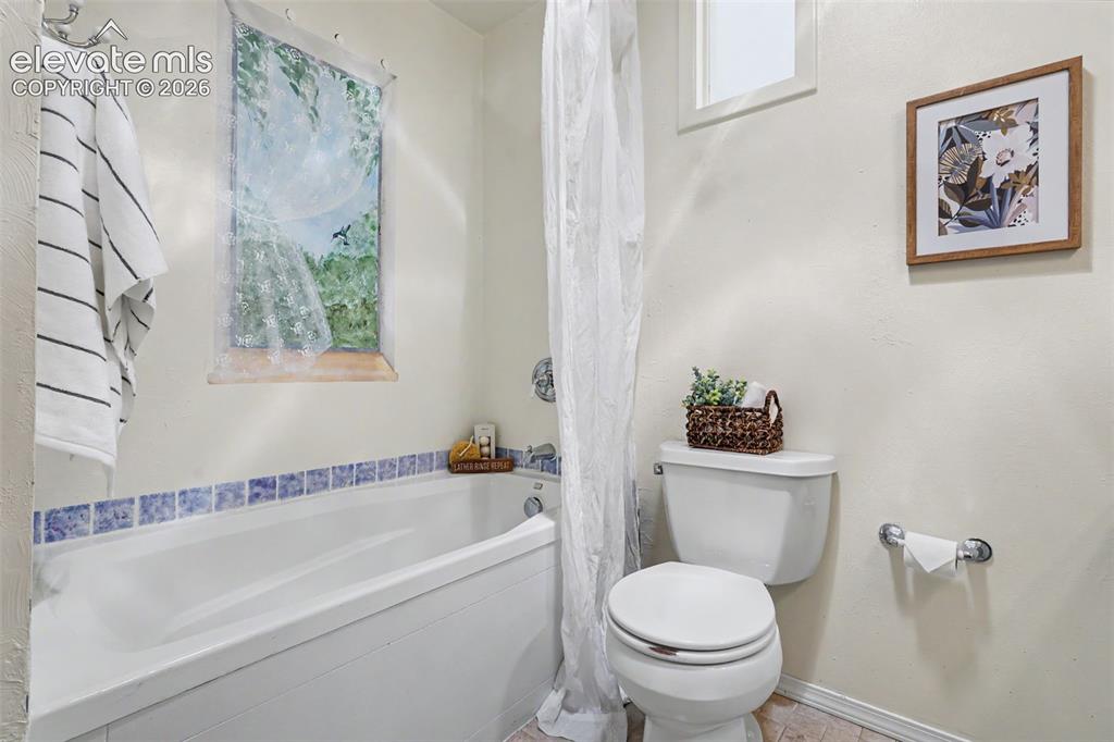 Image 17 of 37: Bathroom
