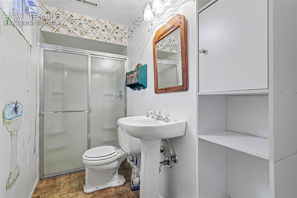 Image 22 of 37: Bathroom