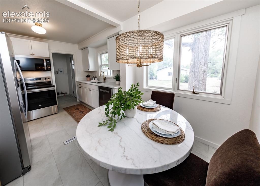 Image 10 of 30: Dining Area