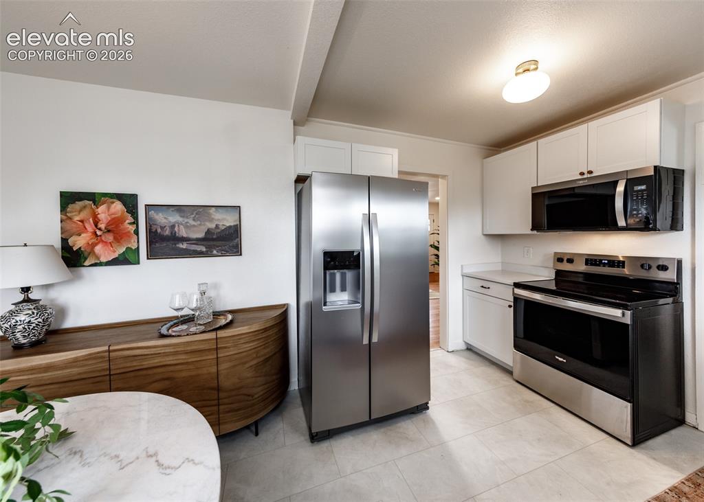 Image 11 of 30: Kitchen