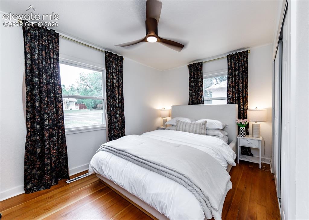 Image 14 of 30: Bedroom