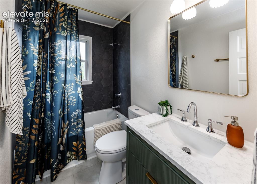 Image 17 of 30: Bathroom