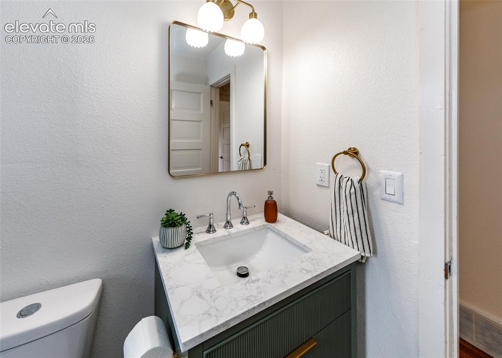 Image 18 of 30: Bathroom