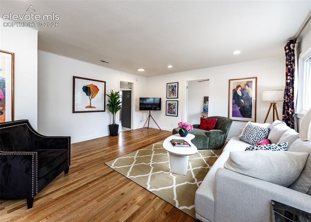 Image 5 of 30: Living Room