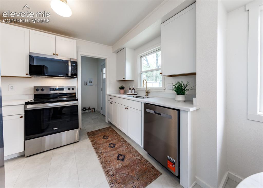 Image 7 of 30: Kitchen