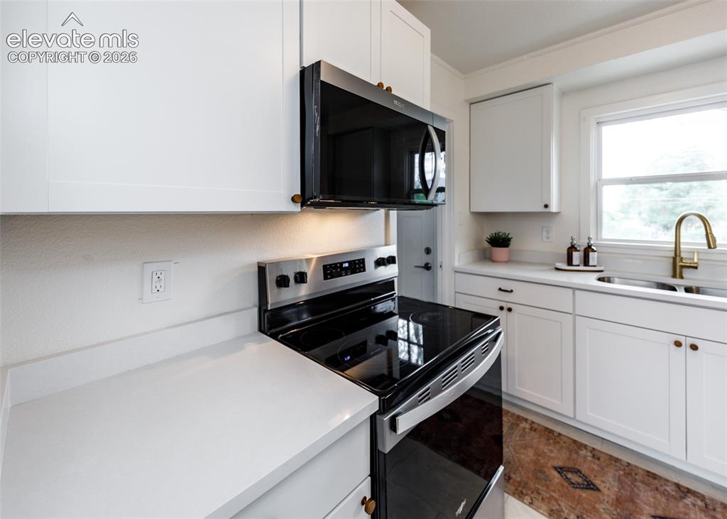 Image 8 of 30: Kitchen