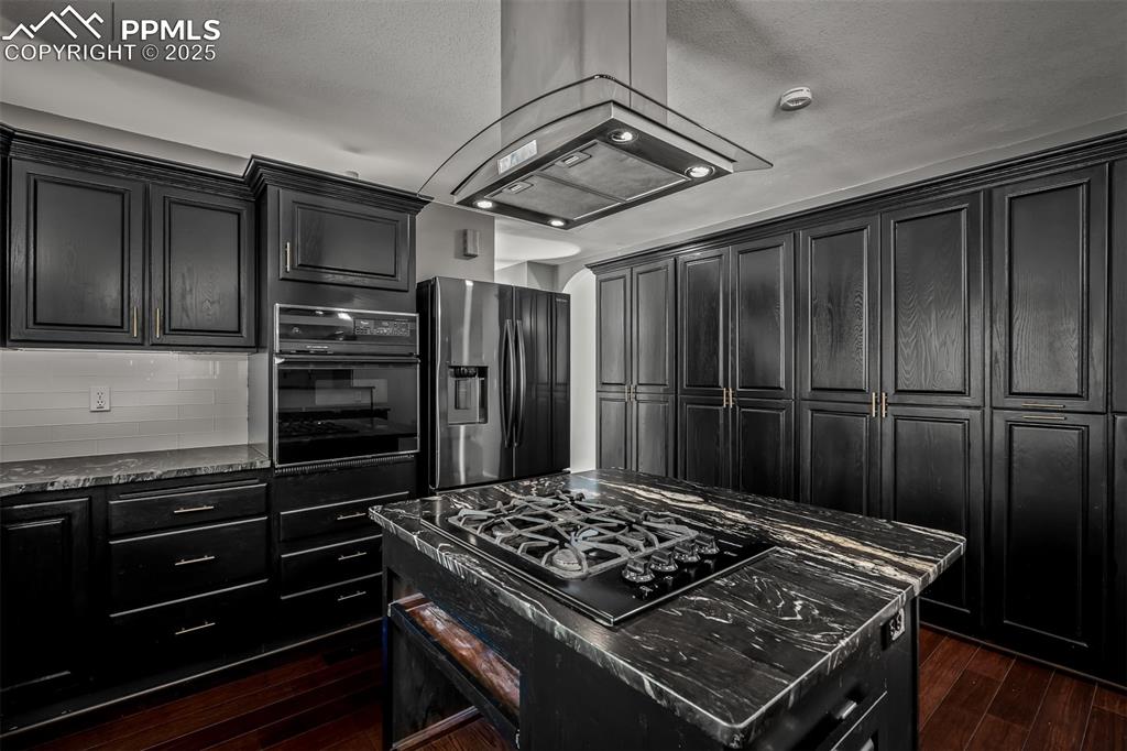 Image 13 of 50: Kitchen