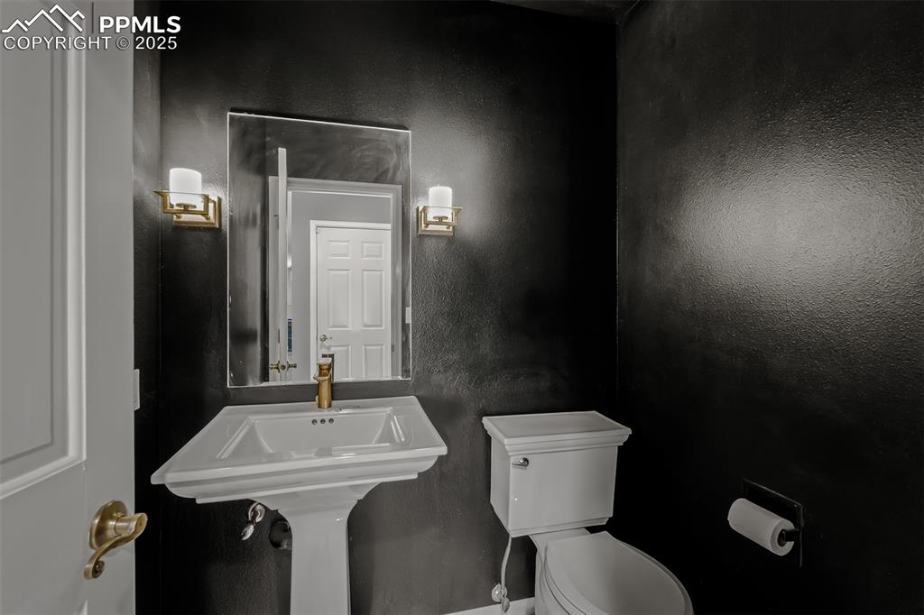 Image 20 of 50: Bathroom