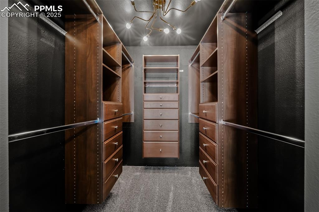 Image 25 of 50: Closet