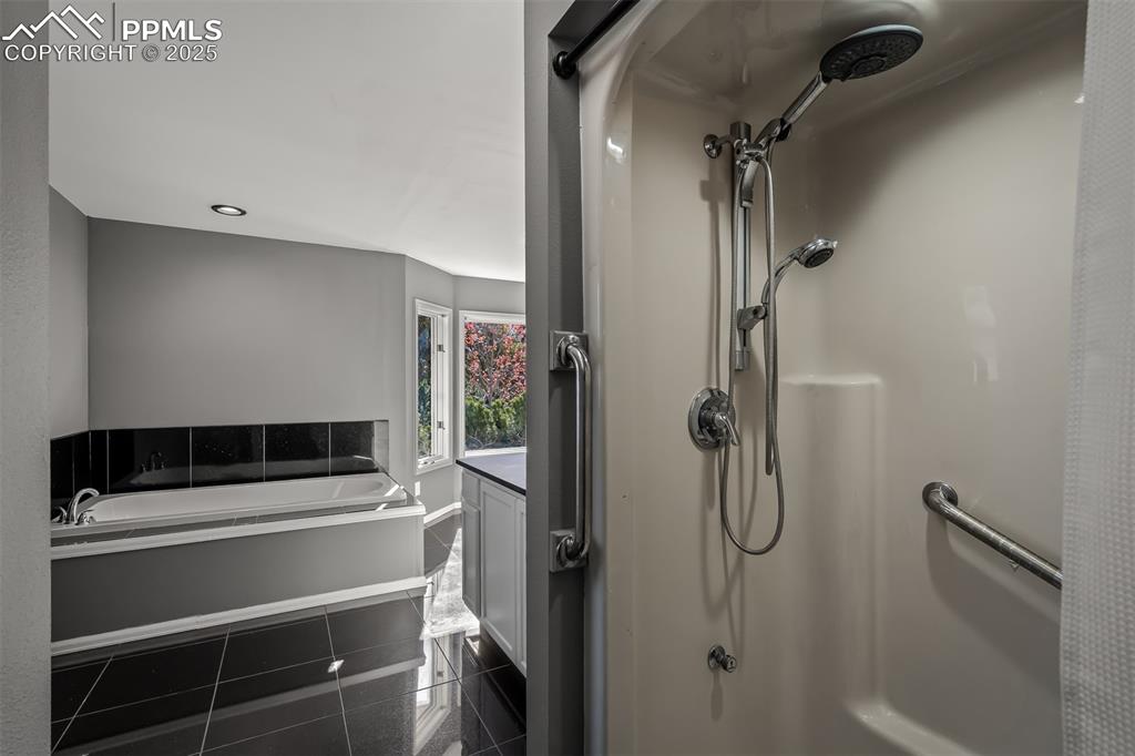 Image 27 of 50: Bathroom