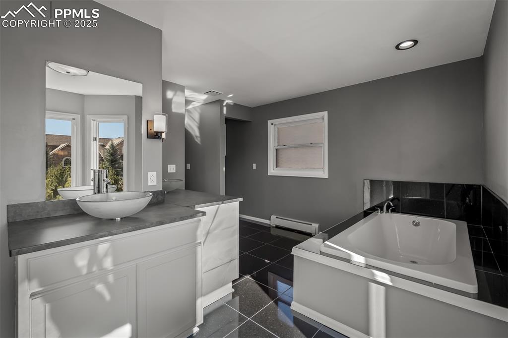 Image 28 of 50: Bathroom