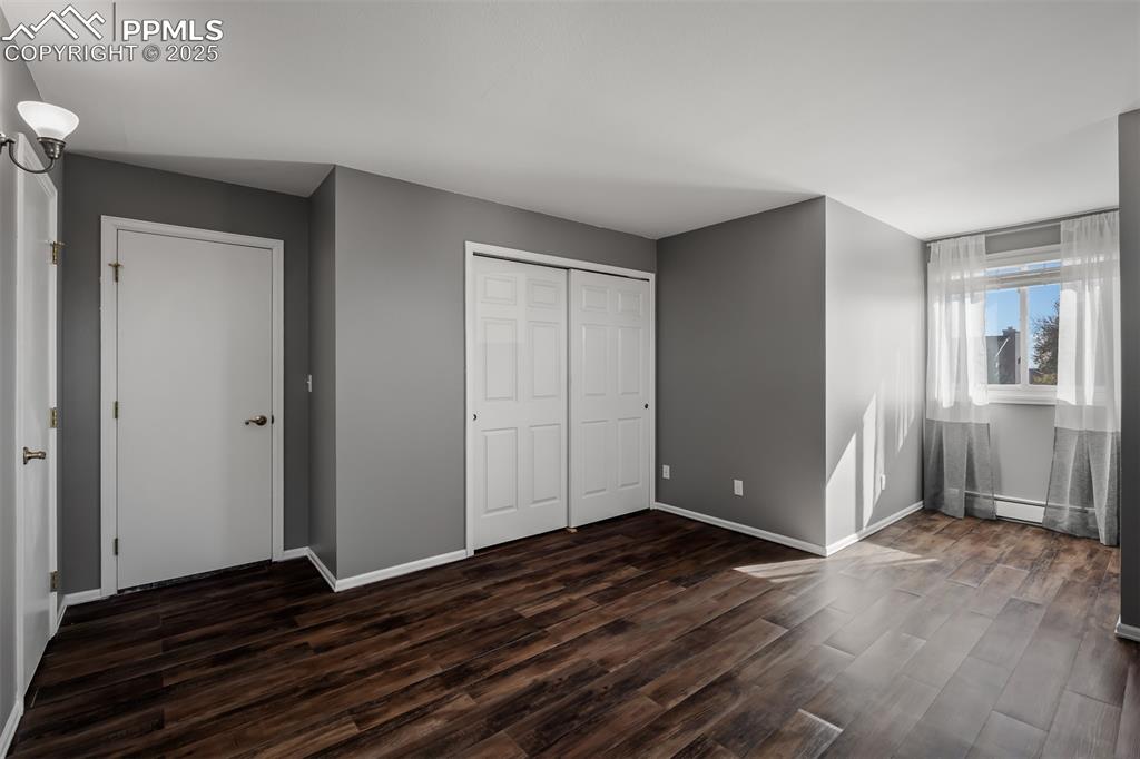 Image 34 of 50: Bedroom