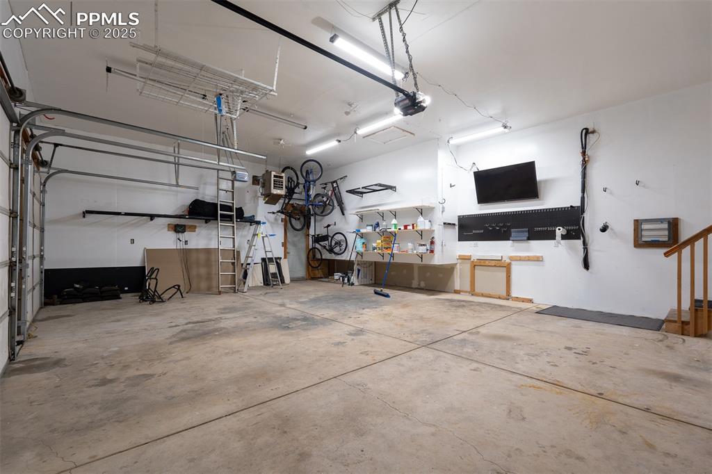 Image 36 of 50: Garage