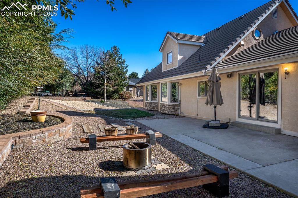 Image 40 of 50: Yard