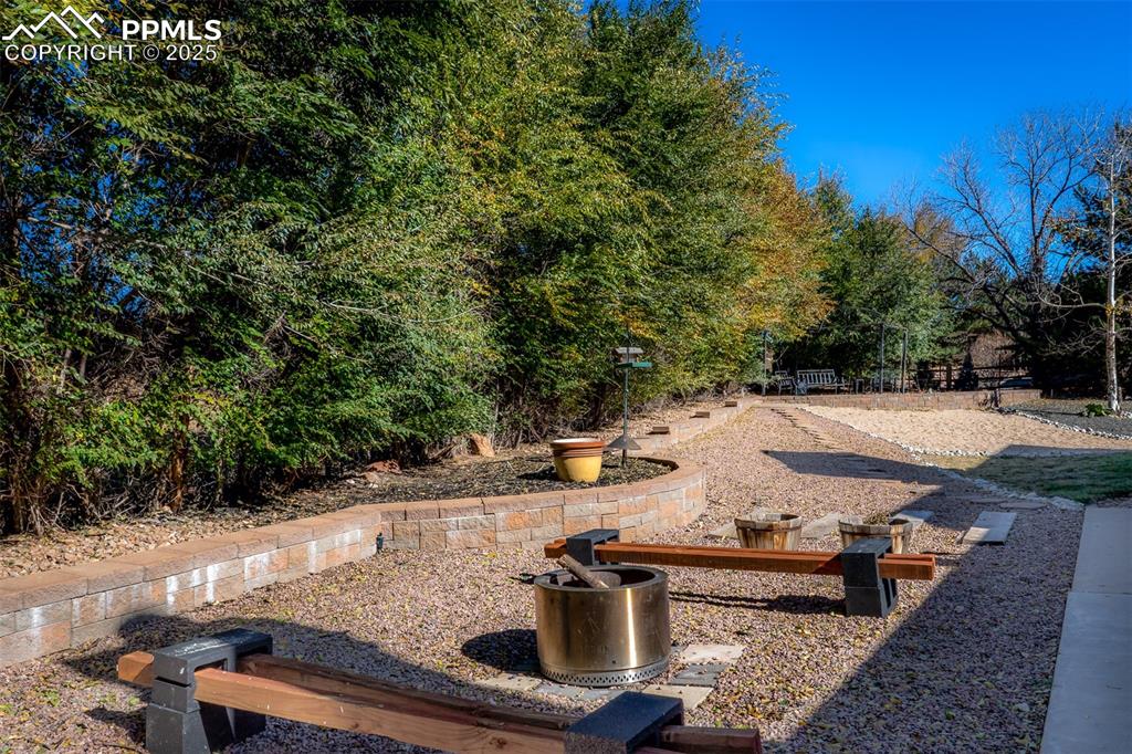 Image 41 of 50: Yard