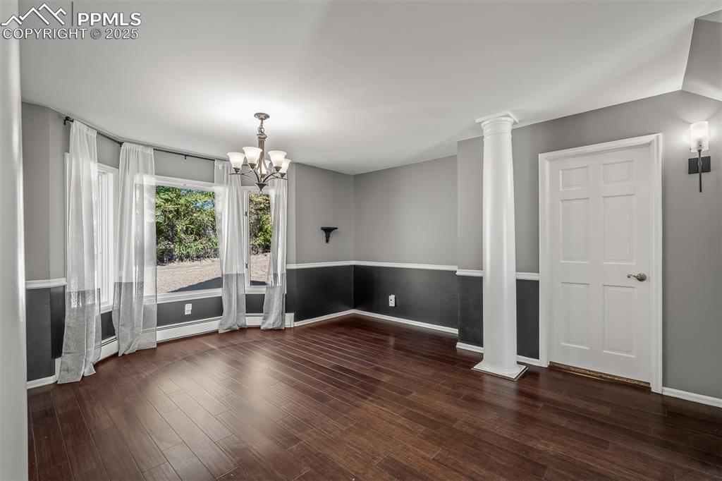 Image 8 of 50: Dining Area