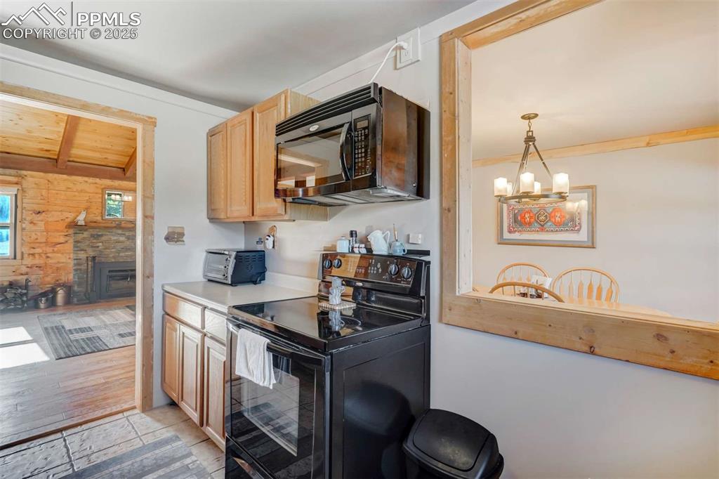 Image 16 of 50: Kitchen