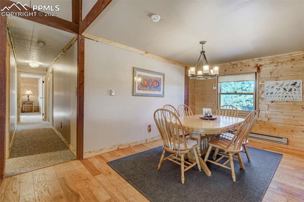 Image 20 of 50: Dining Area