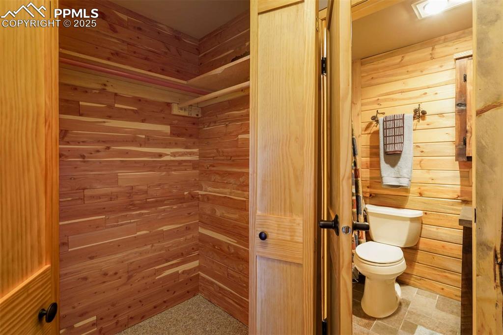 Image 23 of 50: Bathroom