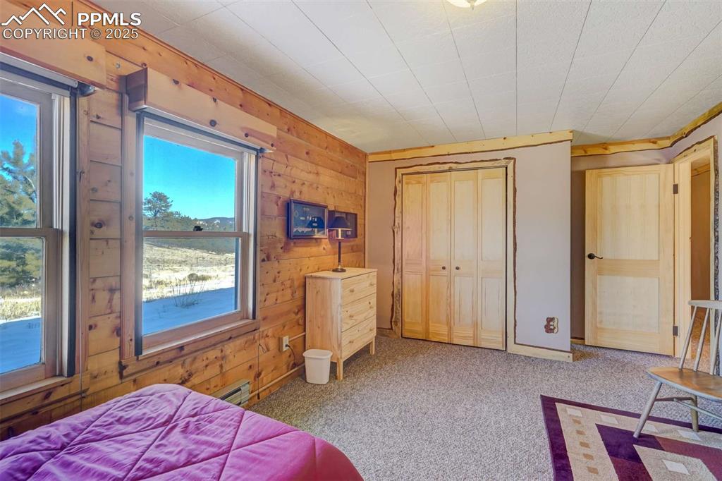 Image 30 of 50: Bedroom