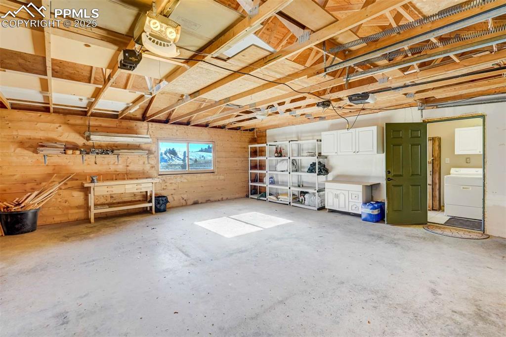 Image 34 of 50: Garage