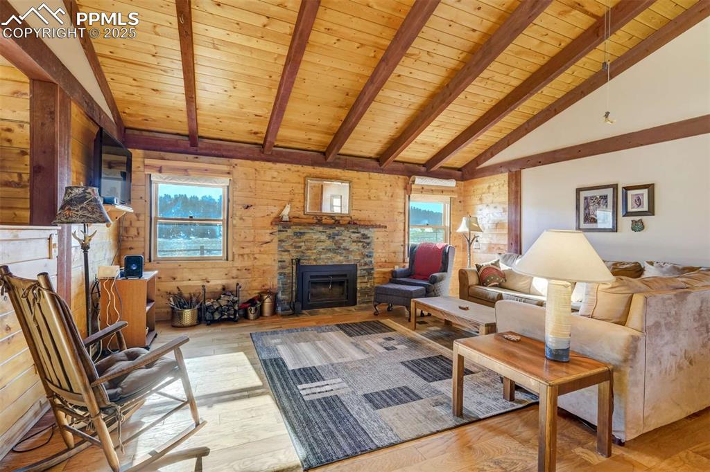 Image 8 of 50: Living Room