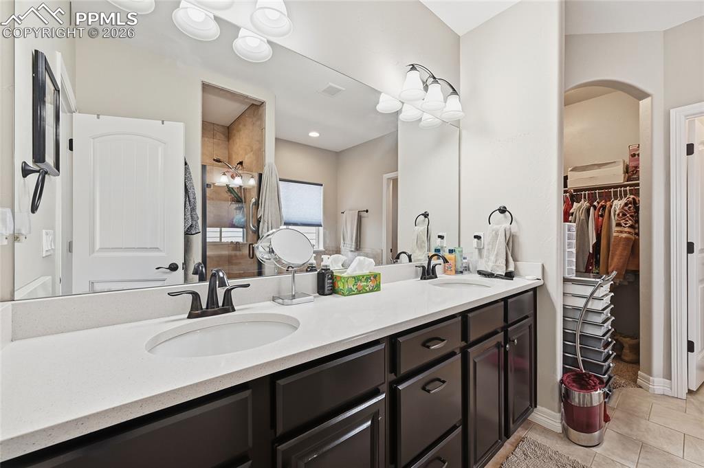 Image 22 of 43: Bathroom