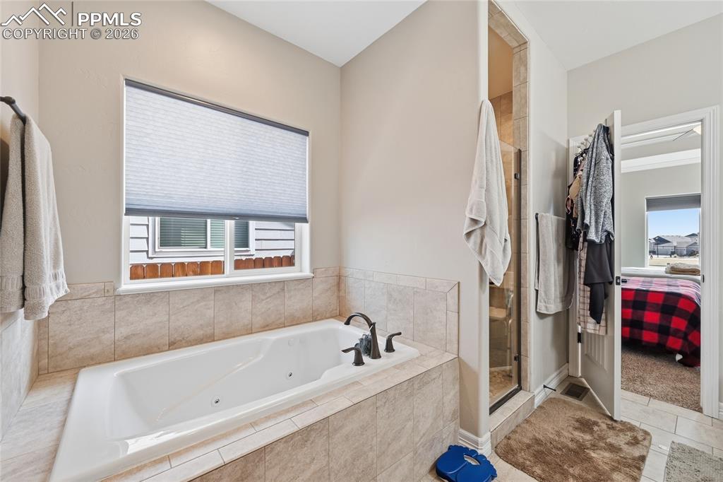 Image 23 of 43: Bathroom