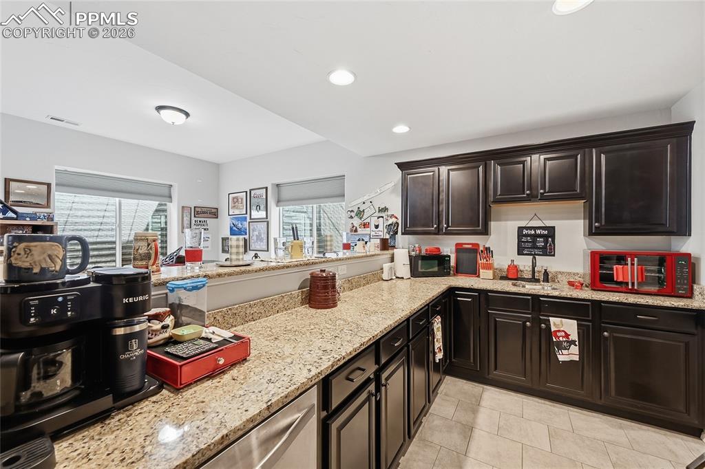 Image 26 of 43: Kitchen