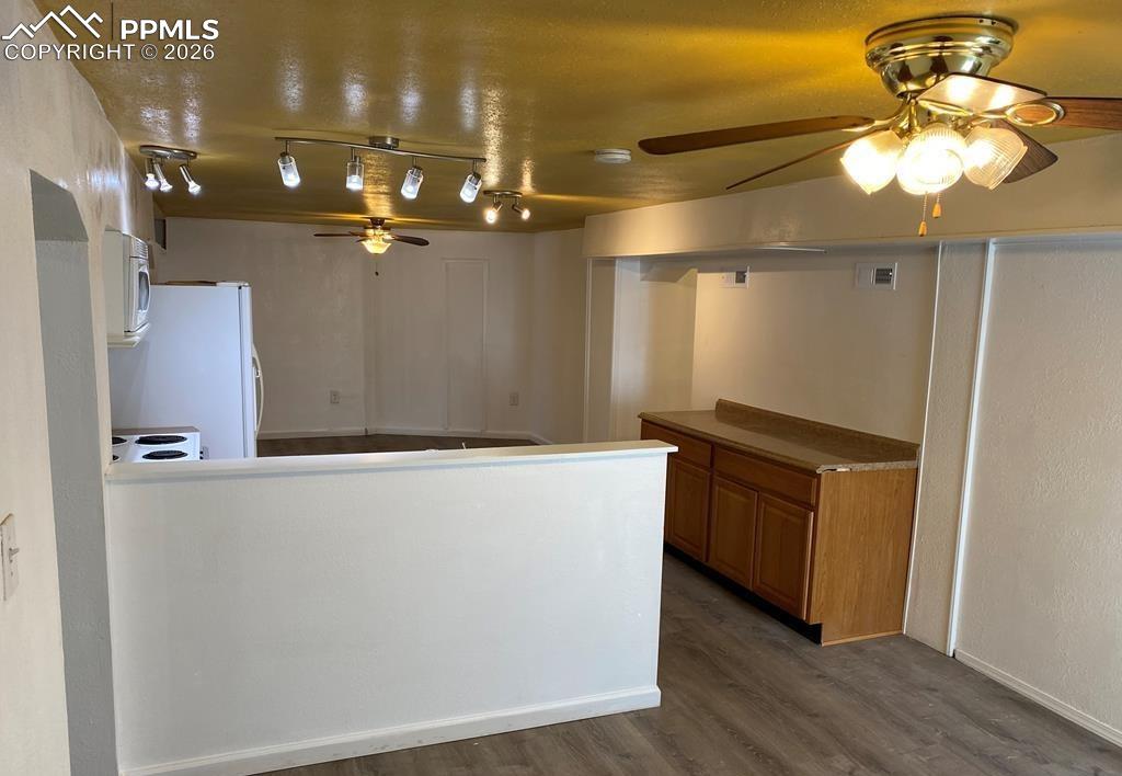 Image 10 of 46: Kitchen